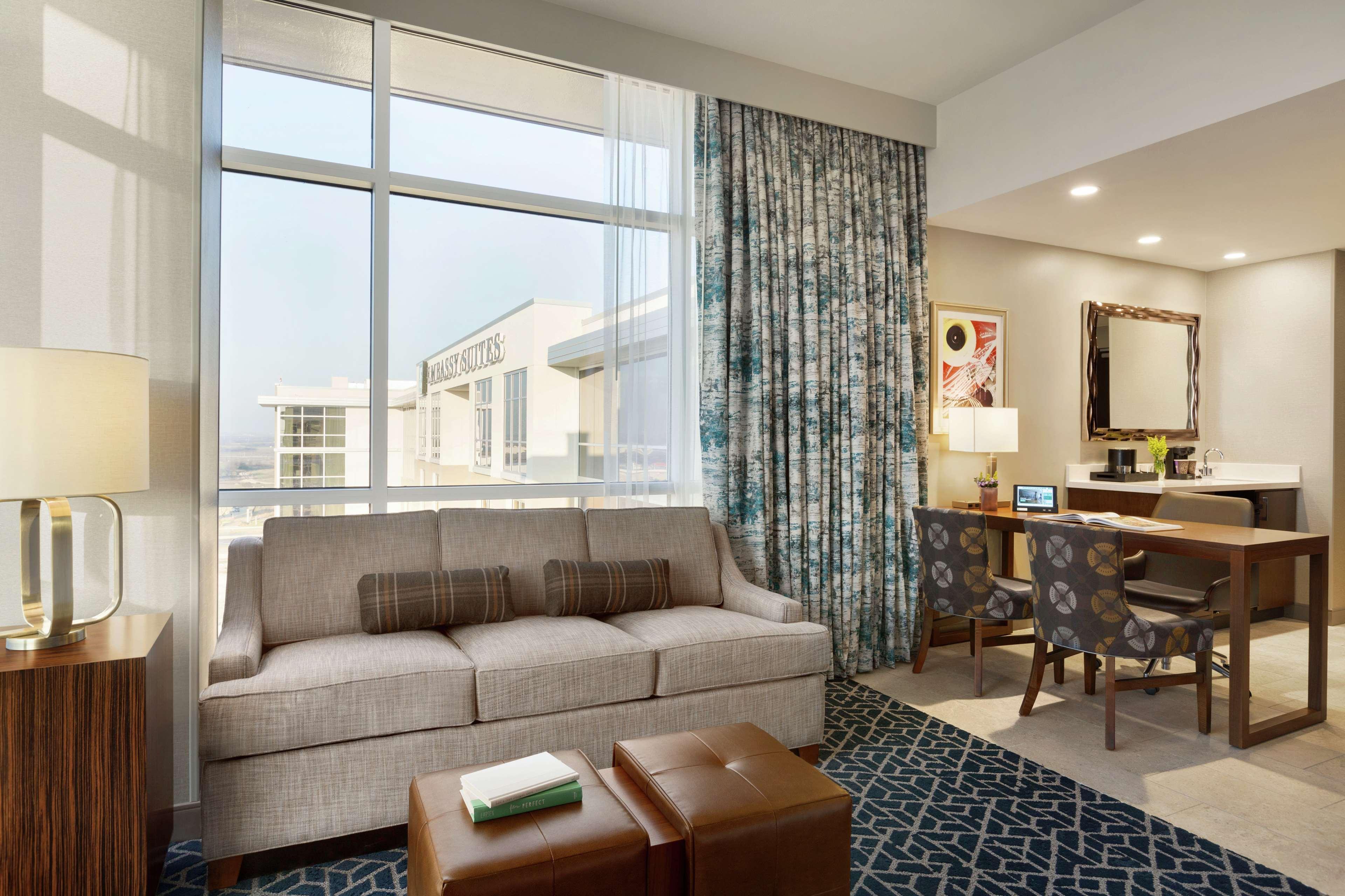 Embassy Suites By Hilton Denton Convention Center Extérieur photo