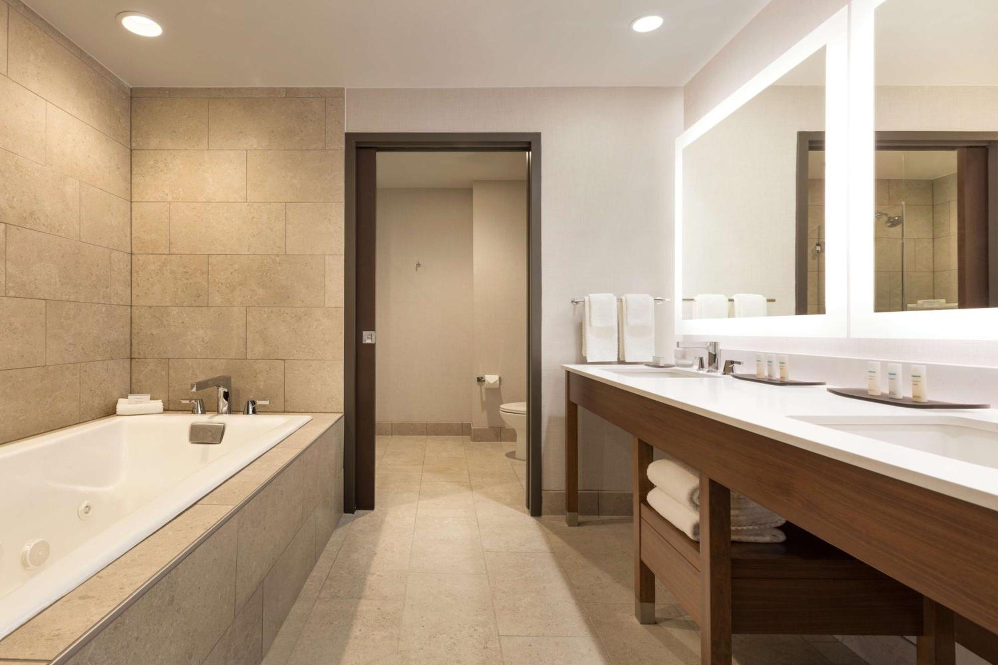 Embassy Suites By Hilton Denton Convention Center Extérieur photo