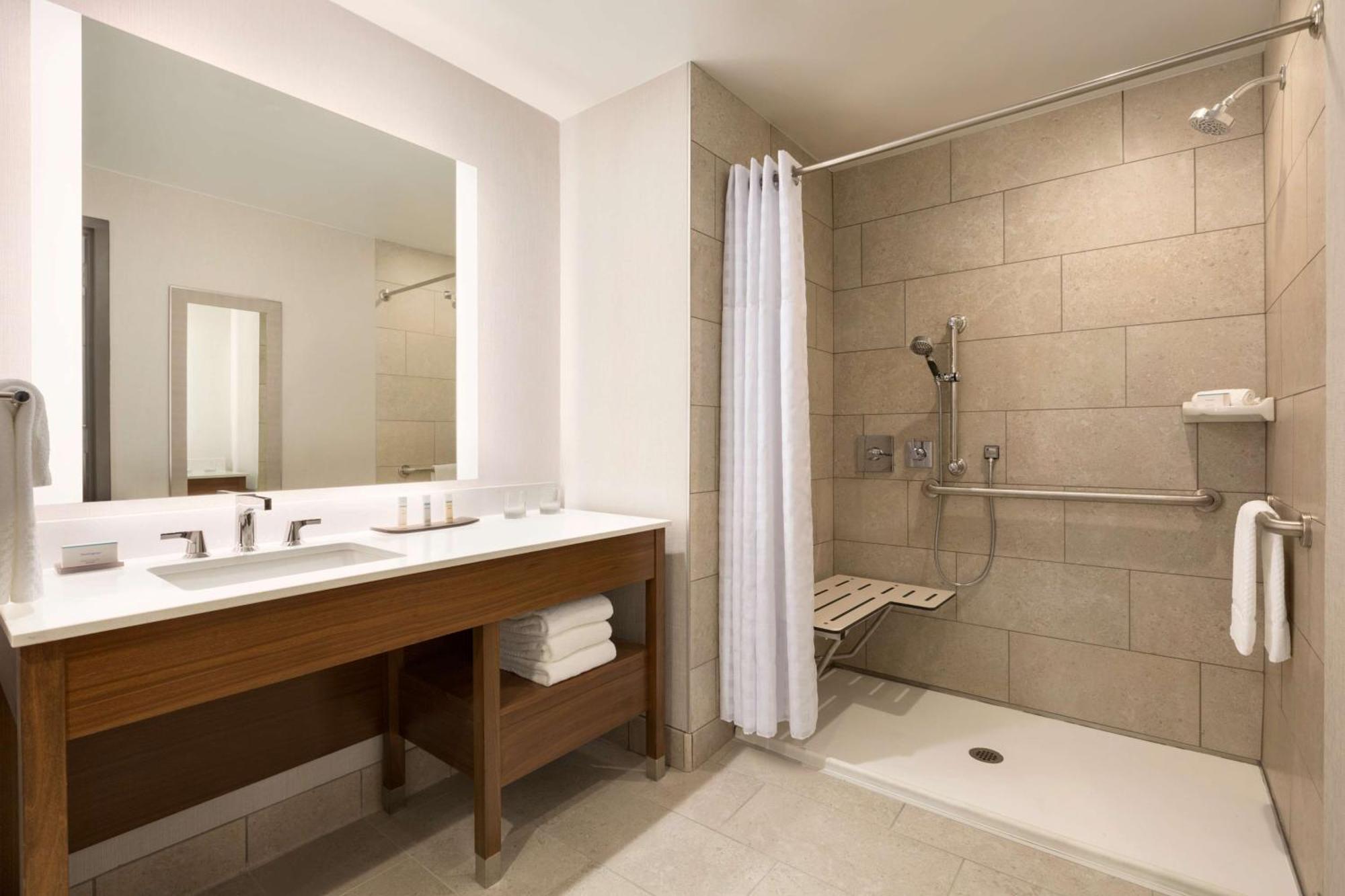 Embassy Suites By Hilton Denton Convention Center Extérieur photo